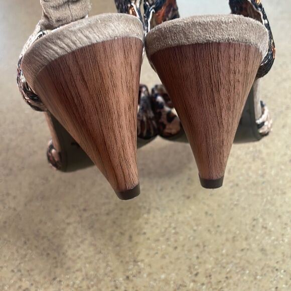 J.Renee "Yolanda" Fabric and Suede Wood Heel Sandals sz 8 - Picture 12 of 16